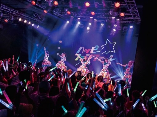 כוכבת פופ בהופעה