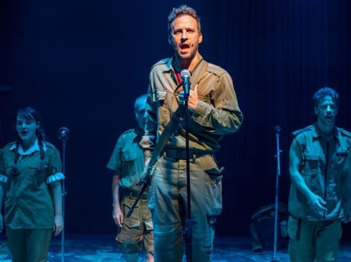 משתתפי המופע שרים במדים