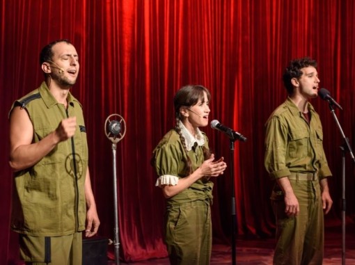 משתתפי המופע שרים במדים