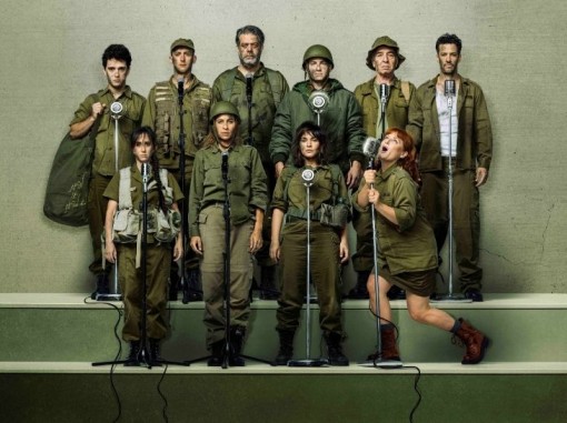 משתתפי המופע שרים במדים