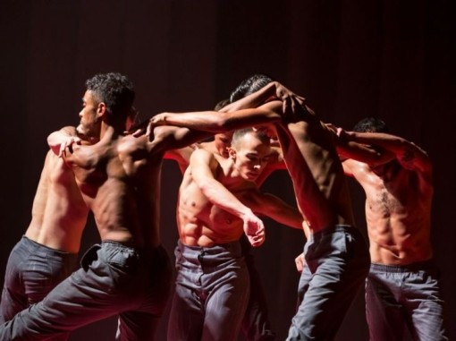 רקדנים על הבמה