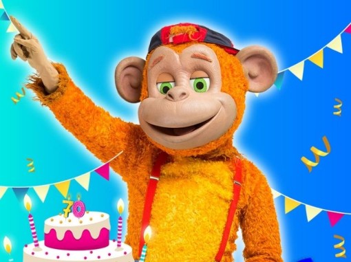 איור של קופיקו חוגג 70 עם עוגת יומולדת