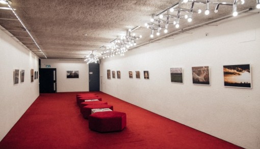 אכסדרת אולם רבקה קראון והגלריה