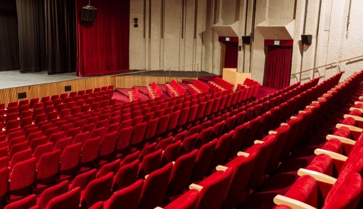 Picture of the hall without an audience